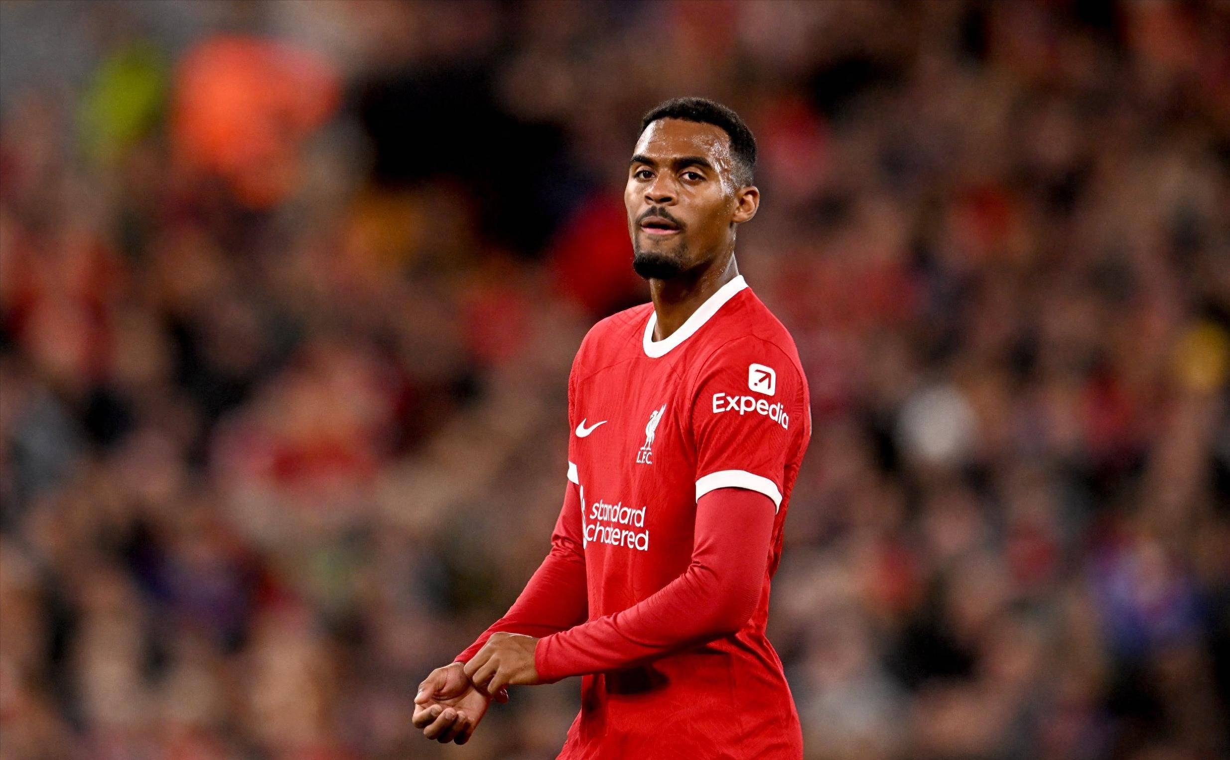 津门虎主帅于根伟积极引援奥乌苏，助力球队提升，期待其归化入籍，展现强大进攻实力，助球队稳定发展。