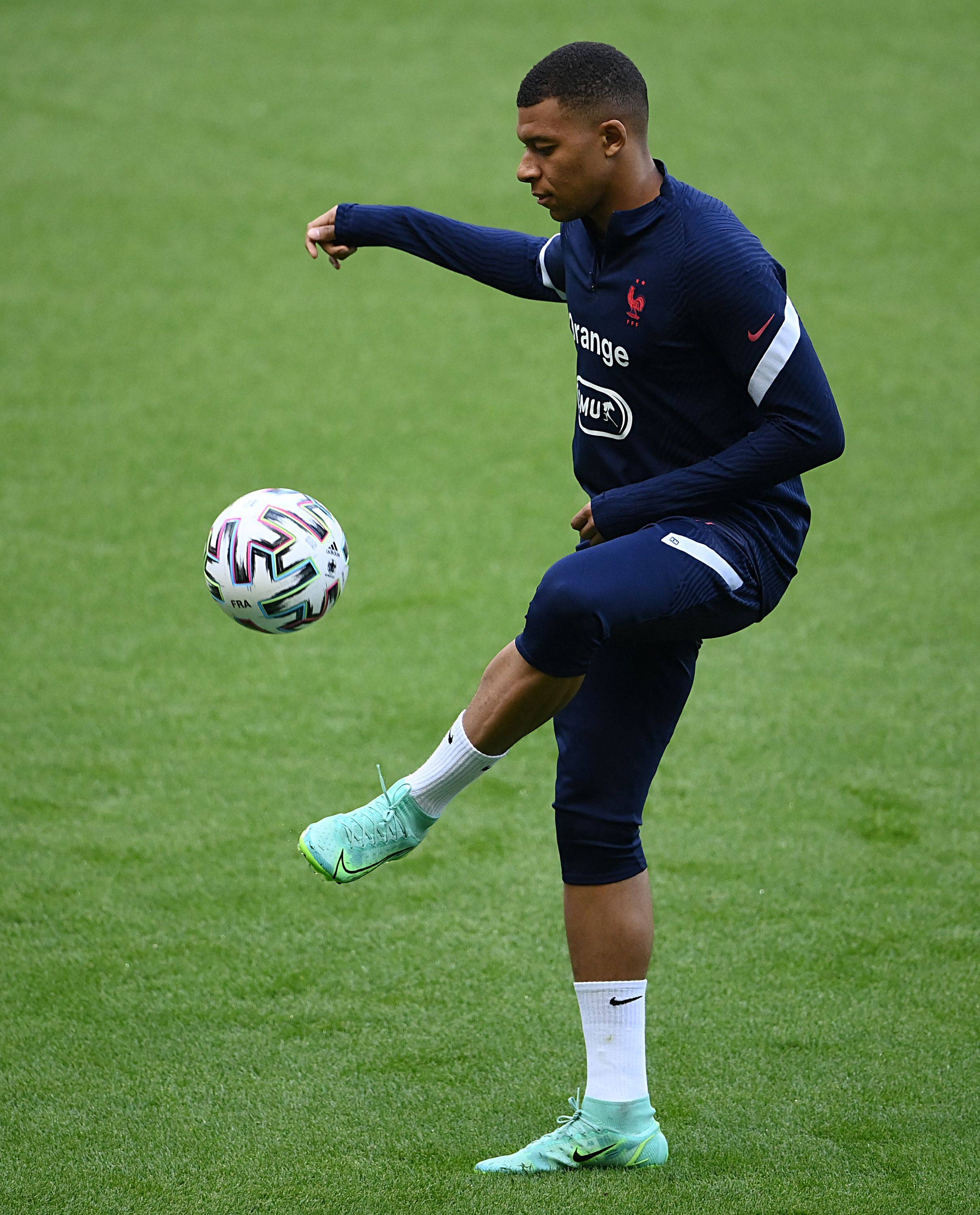 19岁192天，韦德拉奥果成为近71年德国队首秀破门最年轻球员