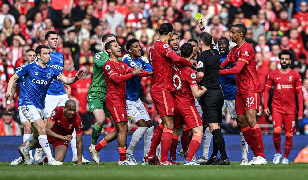 周定洋入围亚冠最佳球员，但因限薪令遭拒，欲重返欧洲或改身份寻求更高薪资。（周定洋入选亚冠最佳候选，受限薪影响谈判受阻，考虑重返欧洲或变更身份以谋更高薪资）